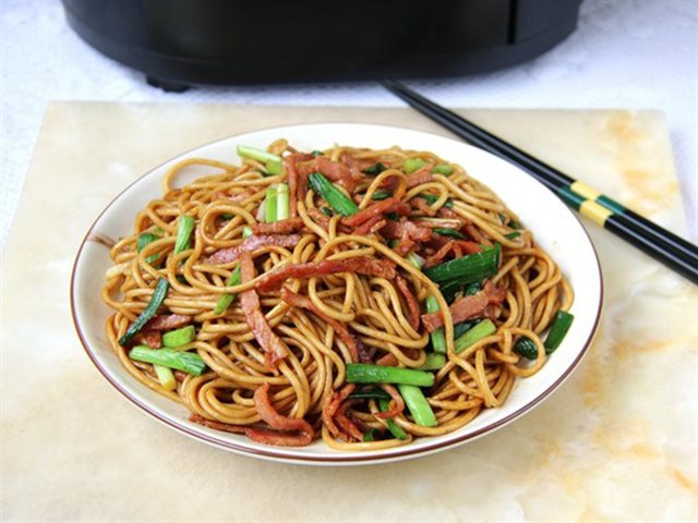 Mì Xào Thịt Xông Khói Hành Lá