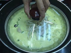 Làm nóng chảo, múc khoảng 2 muỗng canh dầu ăn vào. Cho vài lát thịt, vài con tôm vào xào chín, kho tôm thịt vừa chín tới múc 1.5 muôi canh bột bánh cho vào. Cầm chảo xoay cho bột trải đều khắp mặt chảo. Cho 1 nhúm giá nhỏ vào, đậy nắp, và chờ bột chín.