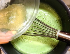 Cho bột trà xanh vào khuấy đều rồi cho tiếp bột gelatine vào, để lên bếp du sôi và khuấy cho tan, hơi sôi lăn tăn thì cho kem whipping vào khuấy thêm lần nữa là có thể tắt bếp. Đổ thạch ra ly để nguội vào cho vào ngăn mát tủ lạnh từ 2 tiếng trở lên để món ăn đông hoàn toàn.