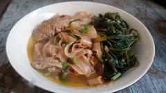 Xếp bánh đa, rau muống, hành lá vào tô, khi ăn chan nước dùng và thịt cua là hoàn thành! Thật đơn giản chúng mình đã có tô bánh đa cua cực kỳ đủ chất nhé!