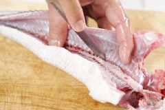 Cá lóc cắt bỏ đầu, moi ruột sạch, rửa thật sạch bụng, dùng muối trắng chà lên thân cá cho hết nhớt rồi rửa lại bằng nước sạch. Rửa thật sạch bụng, lạng bỏ xương, xẻ đôi con cá sao cho dính lại da ở lưng. Có thể xẻ hình cánh quạt hoặc để nguyên tảng thịt cá đều được nhé.