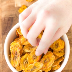 Lấy chuối ra, cho vào hũ thủy tinh, đậy kín nắp và dùng dần. Tết này bạn đã có thêm món chuối sấy khô để chiêu đãi mọi người rồi!
