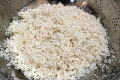 Gạo nếp ngâm với nước khoảng 2 giờ hoặc qua đêm cho mềm. Sau đó, vớt gạo nếp ra rổ, thêm 1 muỗng cà phê muối vào, xóc đều.