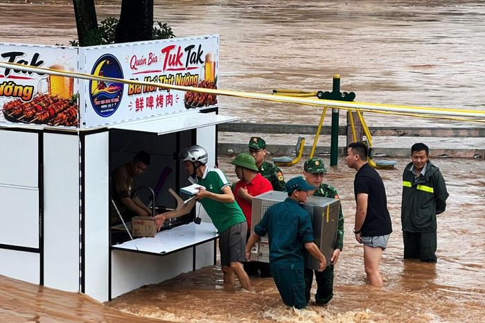 Nước sông Ka Long dâng cao, bộ đội Biên phòng Quảng Ninh căng mình cứu tài sản giúp dân - Báo VTC News