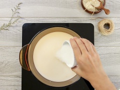 Nấu hỗn hợp nước ngâm Gạo và sữa tươi, sau đó bạn cho thêm 100 gram đường và 100 sữa đặc. Có thể gia giảm lượng sữa tùy vào sở thích bạn nhé. Đợi sữa sôi lên 5 phút thì tắt bếp. Tiến hành lọc lại qua rây.