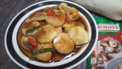 Cho nấm đùi gà kho gừng ra dĩa, thêm 1 chén cơm nóng nữa là tuyệt cú mèo. Đừng nghĩ món chay là không ngon miệng nhé. Chúc các bạn thành công theo công thức của mình