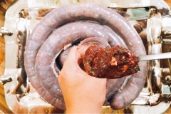 Lòng non sau khi rửa sạch để ráo nước thì cột 1 đầu lại. Đầu còn lại sử dụng phễu hoặc cắt phần đầu chai nhựa để làm phễu, nhồi từ từ phần nhân vào bên trong cho đến khi đầy hết phần lòng. Dùng dây buộc thực phẩm, dây cước hoặc sợi chỉ chia dây dồi ra thành nhiều khúc. Bắc nồi nước sôi, cho dồi vào luộc 20 phút cho chín. Sau đó vớt da đem nướng trên bếp lửa đến khi nghe mùi thơm, lòng xém cạnh là được.