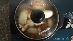 Chuẩn bị 1 cái nồi đất để kho mực : cho phần đầu hành lá xuống đáy nồi, cho mực vào, cho hết phần nước trong chảo mà lúc nãy ta đảo mực vào luôn, nêm thêm 2 muỗng canh nước mắm, 1/2 muỗng cà phê bột ngọt, 1 muỗng cà phê hạt nêm. Để lửa nhỏ, kho đến khi nào nước sền sệt, quẹo lại là được nhé.