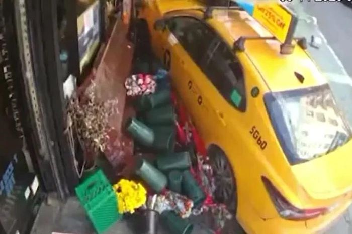Taxi lao lên vỉa hè, tông hai phụ nữ ở New York - Tạp chí Doanh Nghiệp Việt Nam