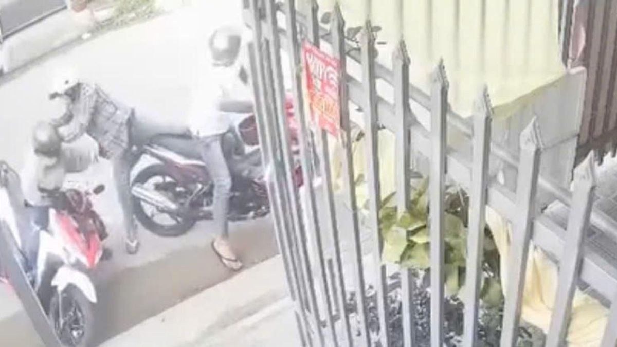 Clip kẻ cướp giật bằng được dây chuyền của người phụ nữ ngay trước cửa nhà trọ - Báo VietnamNet