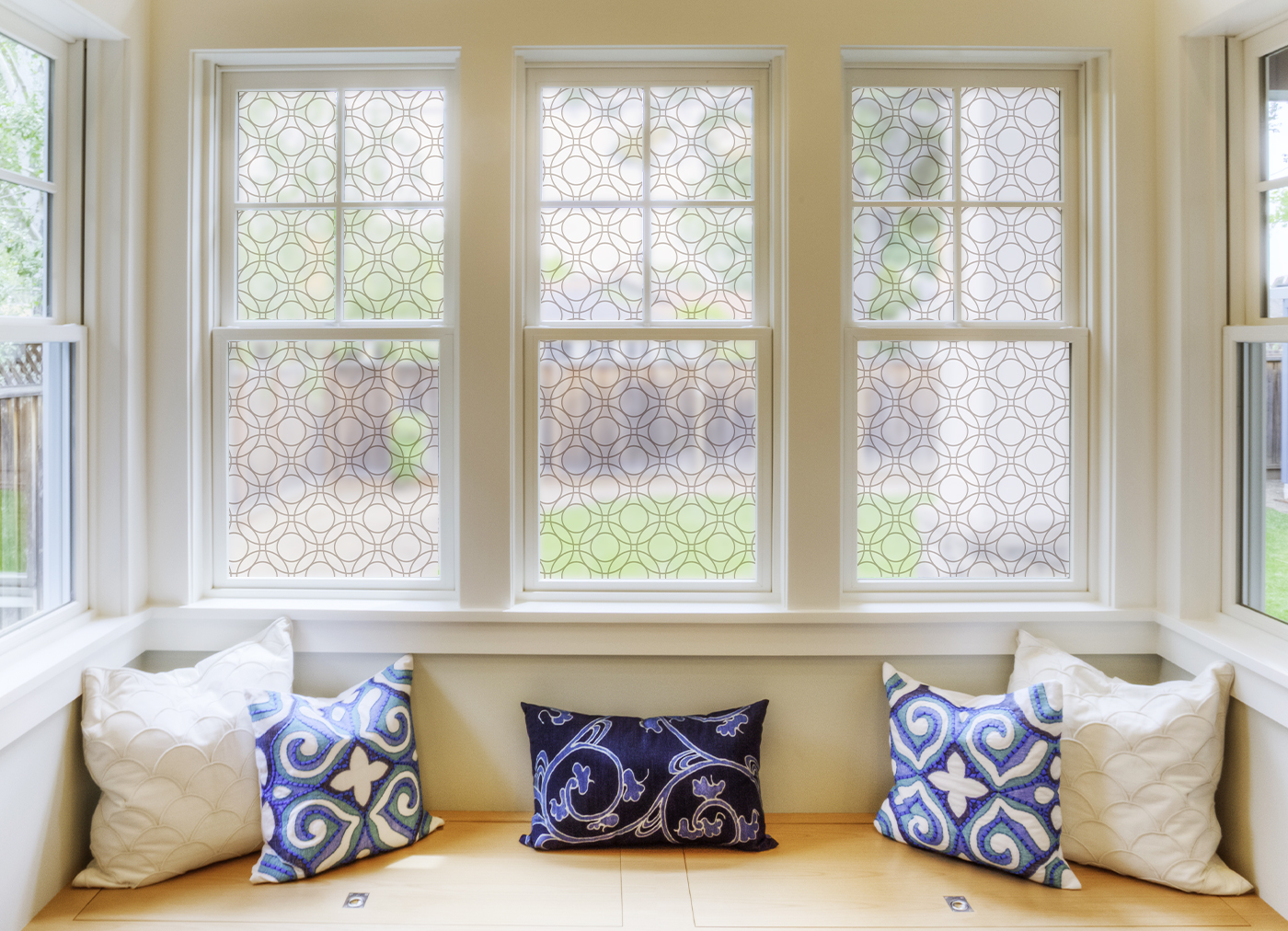 Privacy window film frosted circle lattice pattern