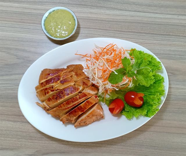 Ức Gà Áp Chảo Salad Bắp Cải