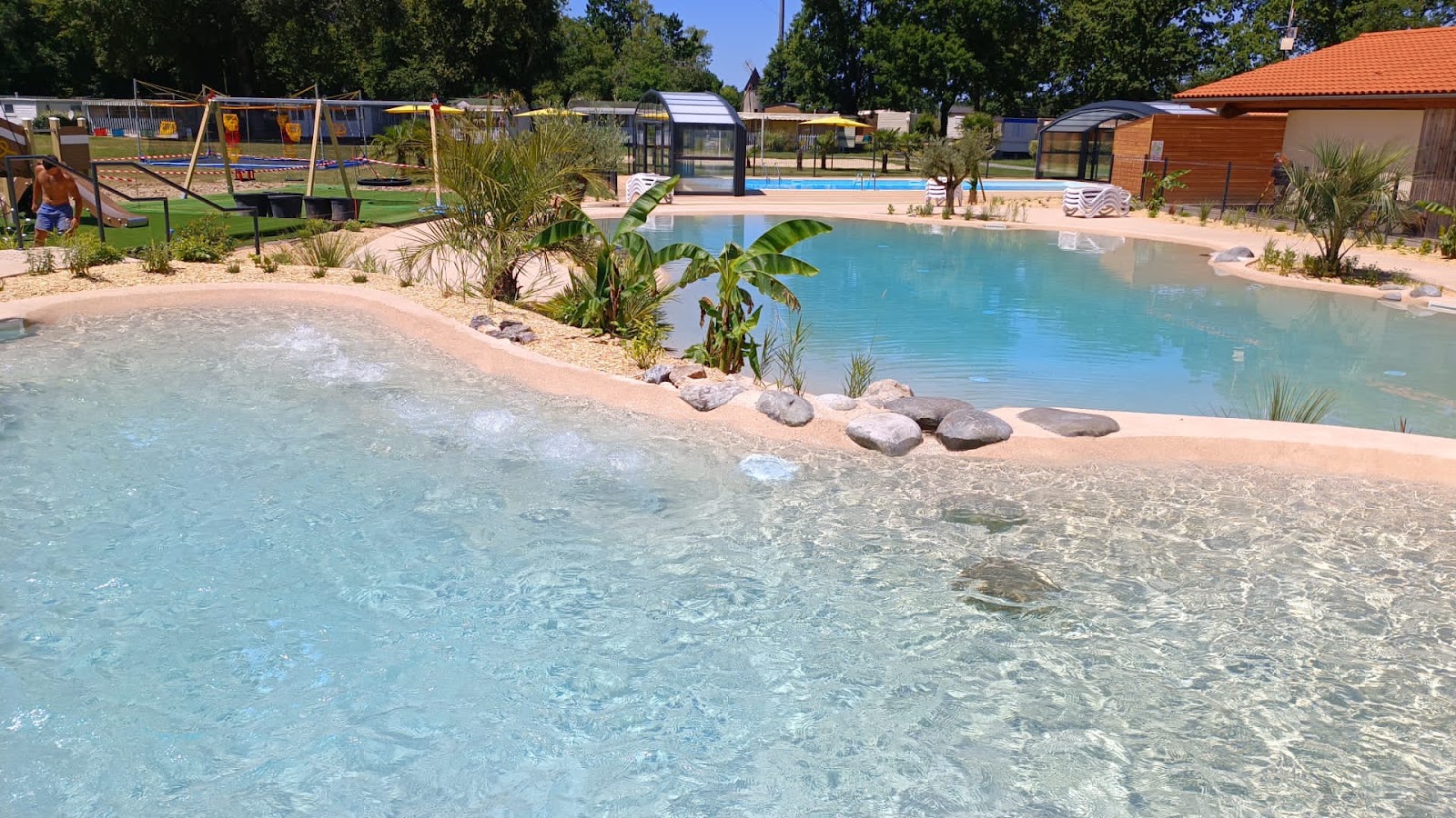 Piscine lagon NaturaSwim en environnement automnal et hivernal sans vidange