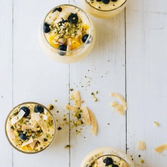 Rắc topping tùy thích lên rồi thưởng thức ngay thôi nào. Sự kết hợp loại quả có màu sắc hấp dẫn với vị ngọt tự nhiên cùng vị béo của sữa hạnh nhân mang đến cho bạn một loại sinh tố rất ngon miệng và bổ dưỡng. Bạn thường xuyên thực hiện để bồi bổ cho cả nhà nhé!