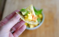 Cho món salad ra tô hoặc chén, thêm sữa chua vào là xong. Bạn có thể ăn cùng với bánh đa nhé!