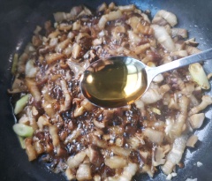 Nêm 2 muỗng canh nước tương, 2 muỗng canh hắc xì dầu, 2 muỗng canh rượu vang, hoa hồi, nguyệt quế, đổ 2 chén nước lọc vào, khuấy đều.