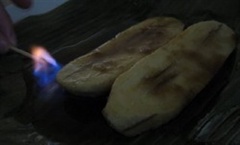 Mở lá ra, để khoảng 5 phút nữa cho chuối nguội thì rưới 1 muỗng canh rượu rum vào xung quanh miếng chuối rồi châm lửa đốt đến khi lửa tắt là được.