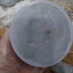 Lấy bột bánh dẻo ra nhồi lại cũng chia làm 6 viên. Thông thường tỉ lệ vỏ là 2 nhân là 1. Nhưng mình làm nhân và vỏ ngang nhau nên vỏ hơi mỏng bị thấy nhân.Cán dẹp viên bột cho nhân vào bọc kín vo tròn lại. Tráng khuôn bằng bột bánh dẻo rồi cho viên bột vào, ấn mạnh quanh đáy khuôn để có nét rồi úp khuôn xuống giữ chặt 2-3 giây rồi từ từ lấy khuôn ra. Vậy là bánh dẻo thập cẩm đã làm xong, để bánh qua 1 ngày thì bánh sẽ định hình hơn, dễ cắt và ăn ngon hơn là lúc mới làm.