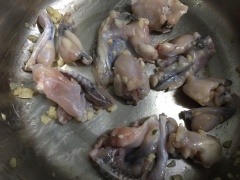 Làm nóng chảo, cho dầu ăn và tỏi băm vào phi vàng rồi cho ếch vào xào cho chín, sau đó cho mướp vào xào cùng.