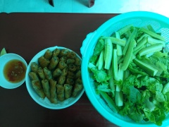 Món này mình ăn kèm với rau sống: xà lách, rau thơm, ... Chả cuốn ăn kèm với nước nắm tỏi ớt!