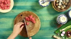 Sơ chế các nguyên liệu: Xúc xích và phô mai cắt thành từng miếng nhỏ. Đun nóng 1 muỗng canh dầu ăn, cho 5gr hành tím băm vào phi thơm vàng, sau đó cho 100gr thịt heo bằm vào xào chín, nêm gia vị vào thịt gồm 3gr muối và 1gr tiêu xay.