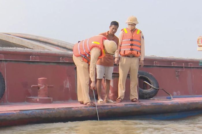Hà Nội siết chặt quản lý, đảm bảo ATGT đường thủy - Đài Phát thanh và truyền hình Hà Nội