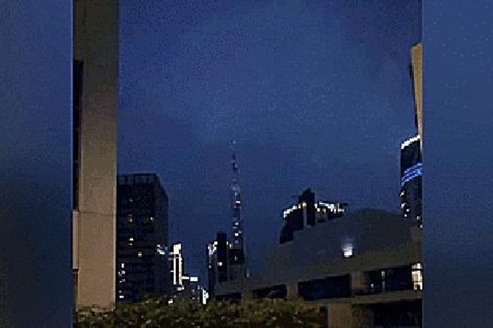 Cảnh tượng mưa bão dữ dội ở Dubai - Báo Người Lao Động