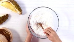 Hỗn hợp bánh "sầu lava": Chuẩn bị một tô lớn cho vào 300gr bột mì, 70gr đường, 5gr bột nổi, 5gr men nở, 1/2 muỗng cà phê muối, 200ml sữa tươi, dùng muỗng gỗ khuấy đều các nguyên liệu thành khối, sau đó để bột ra ngoài bàn, dùng tay nhồi 20-30 phút.
