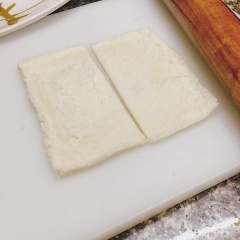 Sandwich cắt bỏ viền, cán mỏng, sau đó cắt làm đôi.