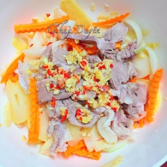 Trộn lưỡi heo, măng chua, hành tây, cà rốt, rau răm, rau ngò, nước chấm gỏi đã pha vào cùng với nhau và nêm nếm lại tùy khẩu vị.