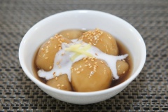 Chè chín, tắt bếp, múc ra chén, để hơi nguội. Rang qua mè trắng, rắc lên trên. Chan nước cốt dừa vào và thưởng thức.