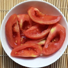 Sườn non rửa sạch, chặt khúc vừa ăn. Hành lá, ngò gai cắt nhỏ. Cà chua rửa sạch, cắt múi cau.