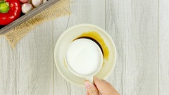 Pha nước sốt cho bò lúc lắc gồm: 80gr tương cà, 80gr tương ớt, 60gr đường trắng, 40gr dầu hào, 30ml nước tương.