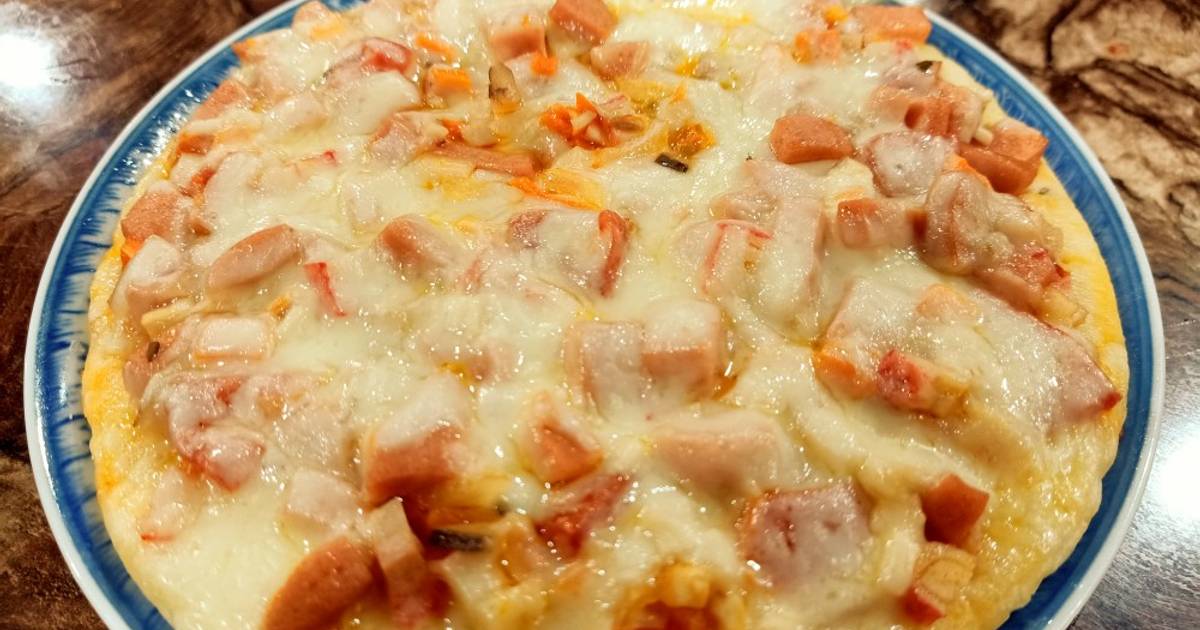 Pizza xúc xích, thanh mực, cà chua, hành tây, nấm