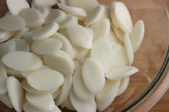 Với bánh gạo thì bạn rửa sạch, ngâm 15 phút rồi để ráo, cắt xéo tạo hình oval và để vào 1 âu riêng. Cuối cùng, đun sôi nồi nước dùng thêm một vài phút rồi cho bánh gạo vào nấu khoảng 5-10 phút. Bạn nhớ khuấy thường xuyên để bánh khỏi dính đáy nồi.