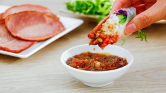 Gỏi cuốn gà tây ngũ sắc không chỉ đẹp còn rất thơm ngon và bổ sung đầy đủ dưỡng chất cho mâm cơm gia đình bạn. Các bạn nhớ lưu lại công thức món gỏi cuốn mới lạ này để vào bếp thực hiện cùng Le Gourmet nhé!