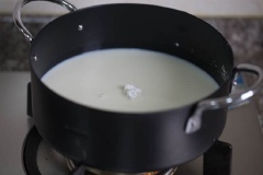 Nước cốt dừa cho vào nồi cùng sữa tươi, bột bắp, đường và đun trên lửa vừa, lúc đun khuấy đều cho hỗn hợp sệt lại. Tiếp đó chế sữa ra khay có lót màng bọc, đợi bánh nguội thì cắt thành miếng dài 5cm, rộng 2cm. Lăn bánh qua một lớp bột bắp.