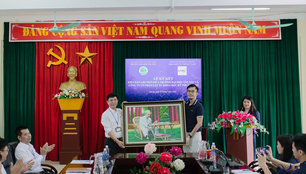 Lễ ký kết biên bản ghi nhớ, seminar về kỹ thuật - công nghệ giữa Trường Đại học Tây Bắc và Công ty Cổ phần vật tư Khoa học Kỹ thuật - Lasi