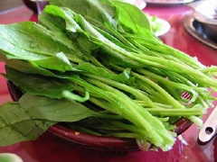 Rửa rau chân vịt sạch. Bắc nồi nước sôi lên chần rau. Để ráo nước và cắt thành miếng nhỏ.