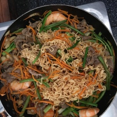 Cho hành lá vào. Xào đều tay mì cùng rau củ thêm 1 phút nữa là hoàn thành món ăn.
