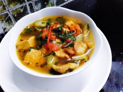 Canh chua cà bung thành phẩm có vị chua nhẹ, làm bữa cơm gia đình thêm ngon miệng, chống ngán hiệu quả. Nếu muốn đổi vị cho gia đình, thì canh chua cà bung là một lựa chọn lý tưởng đấy. Ngoài cơm, canh chua cà bung còn có thể dùng kèm bún cũng hấp dẫn không kém đấy.