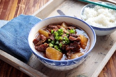 Thịt bò kho củ cải đậm đà với thịt bò chín rục mềm thơm, củ cải mềm rục hấp dẫn. Món bò kho có thể chấm ăn cùng bánh mì dùng cho bữa sáng rất ngon. Ngoài ra, món thịt kho dùng cho những bữa ăn ngày Tết, có thể hâm nóng lại ăn nhiều bữa.
