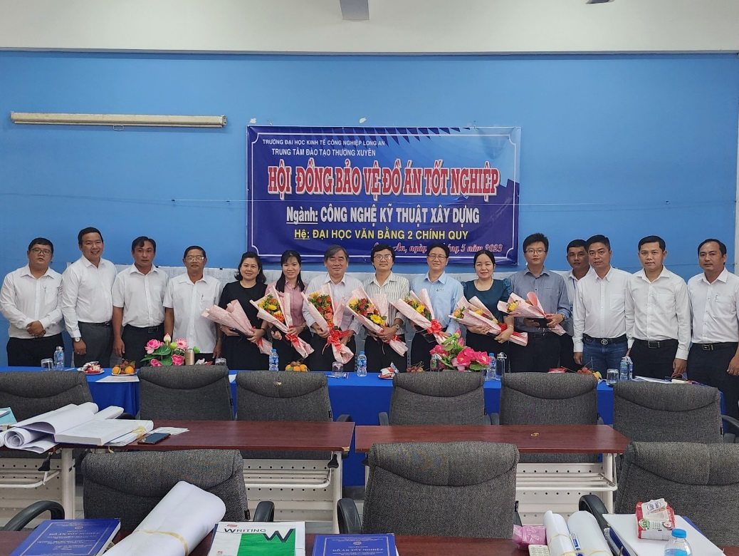 Sinh viên gửi hoa cảm ơn các quý thầy/cô hội đồng bảo vệ