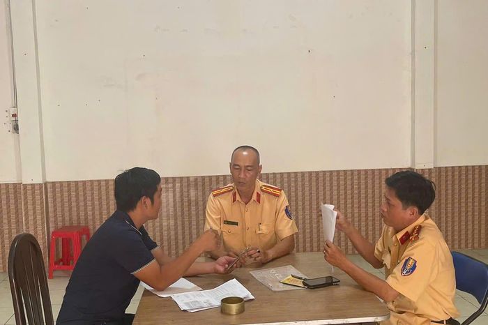 CSGT mời làm việc, xử phạt tài xế xe khách chạy ngược chiều trên đường Tân Sơn - Báo Pháp Luật TP.HCM