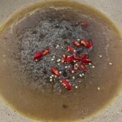 Làm nước sốt gồm 5 muỗng canh nước mắm, 5 muỗng canh đường, 10gr bơ. Đun sôi cho hỗn hợp cho hoà quyện vào nhau thì tắt bếp, cho thêm ít ớt vào.