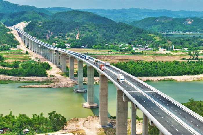 Ngắm cao tốc Bắc - Nam tuyệt đẹp uốn lượn giữa núi sông Tây Nguyên - Báo VTC News