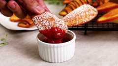 Bánh Madeleine nóng hổi vừa ra lò đây. Bánh thơm béo vị bơ, có kết cấu mềm xốp tan ngay khi vừa bỏ vào miệng. Sẽ hoàn hảo hơn nếu bạn chấm cùng sốt dâu chua chua hoặc sốt chocolate đăng đắng. Còn chờ gì mà không cùng Cooky vào bếp ngay nào.
