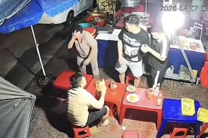 Xác minh clip cụ bà bị thanh niên hành hung tại quán ăn - Công An TP.HCM
