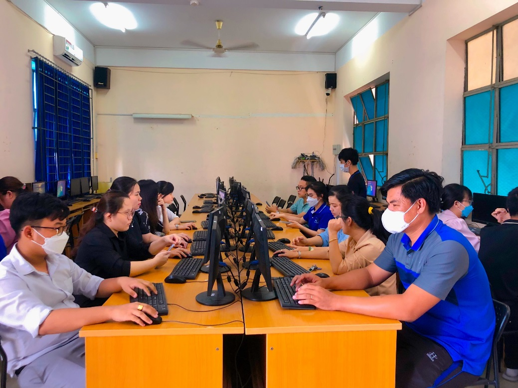 Theo đó, các đồng chí trong Chi đoàn CB-GV-NV thực hiện trả lời bộ đề trắc nghiệm 30 câu hỏi tiếng Anh