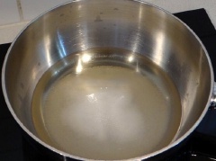 Đem phần cơm đã ngâm qua đêm ra ngoài, dùng vải vắt cơm, lấy nước. Dùng chén để đong lượng nước vắt được, sau đó chúng ta pha đường vào nước gạo với tỉ lệ 4 chén nước ứng với 2.5 chén đường. Khuấy đều cho đường tan hết. Cho hỗn hợp trên lên bếp, nấu lửa vừa trong vòng 30 phút sau đó để cho nguội. Trộn hỗn hợp đã nguội và 400g men bia, sau đó cho vào lọ thủy tinh. Để lọ yên trong khoảng 1 tuần cho len men.
